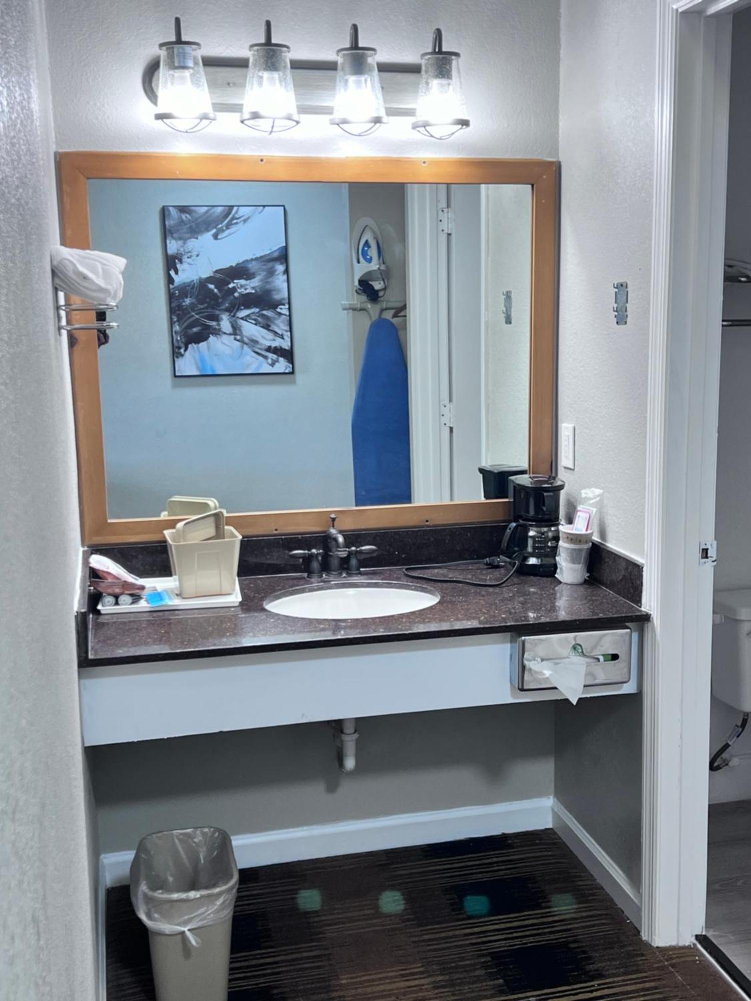 Budgetel Inn & Suites Диллард Экстерьер фото