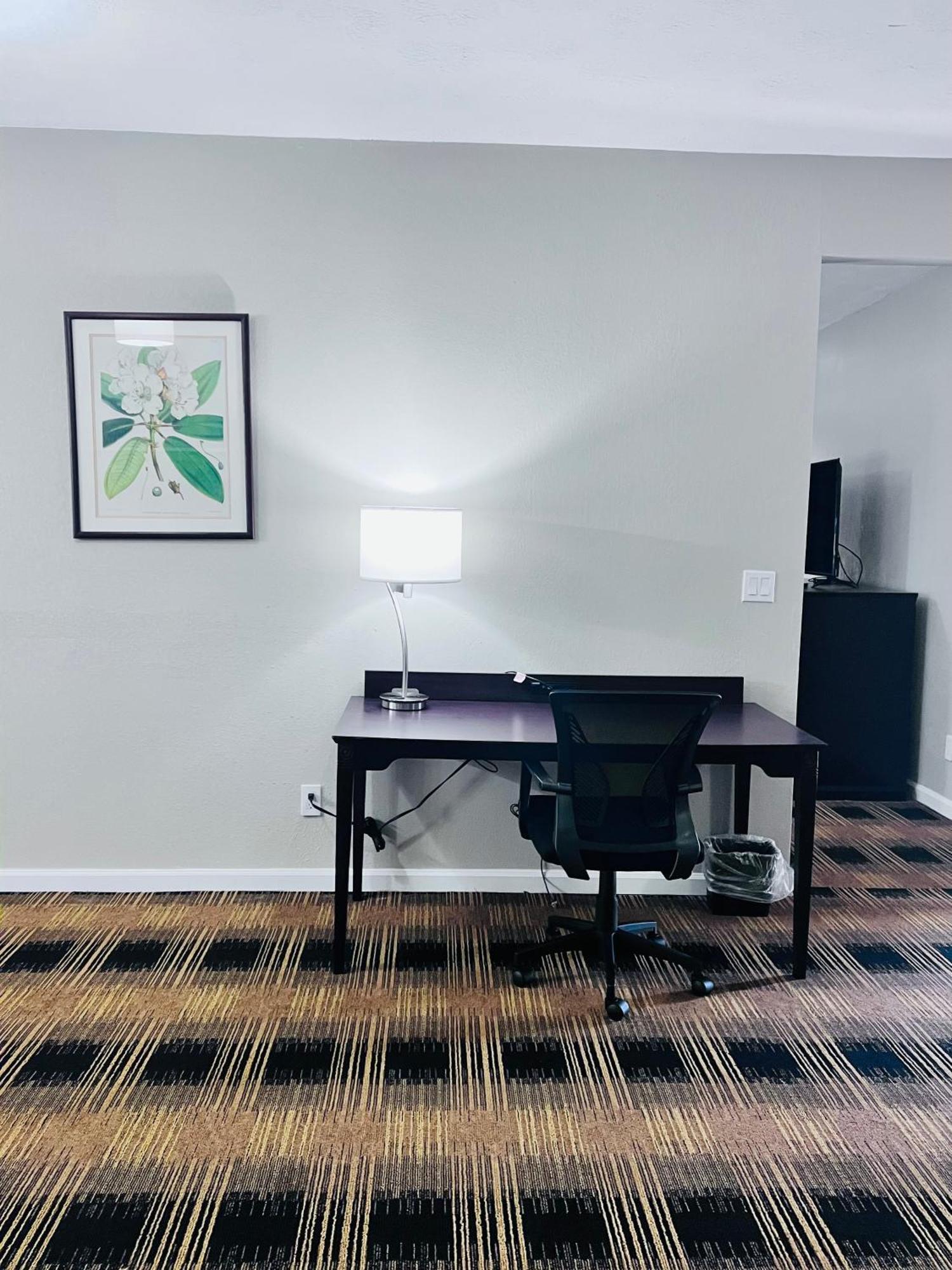Budgetel Inn & Suites Диллард Экстерьер фото